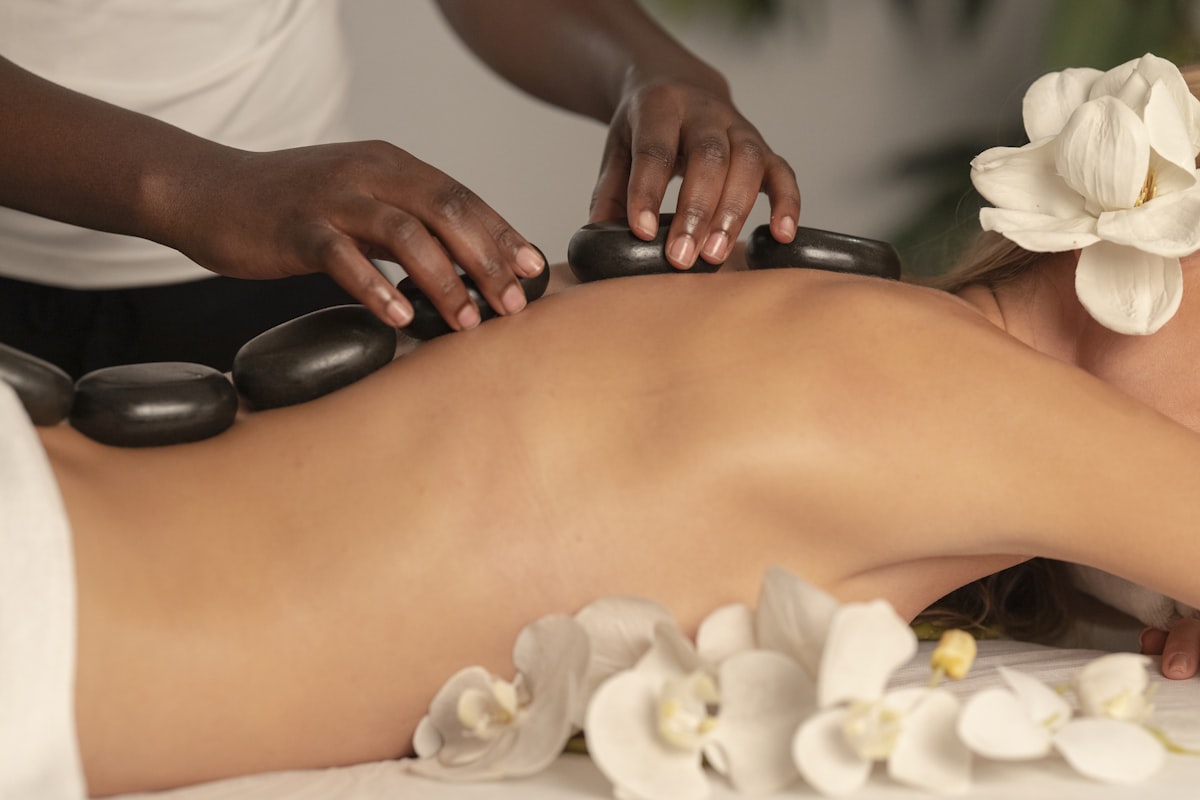 Sala de tratamiento de un centro de estética, ambiente cálido y profesional